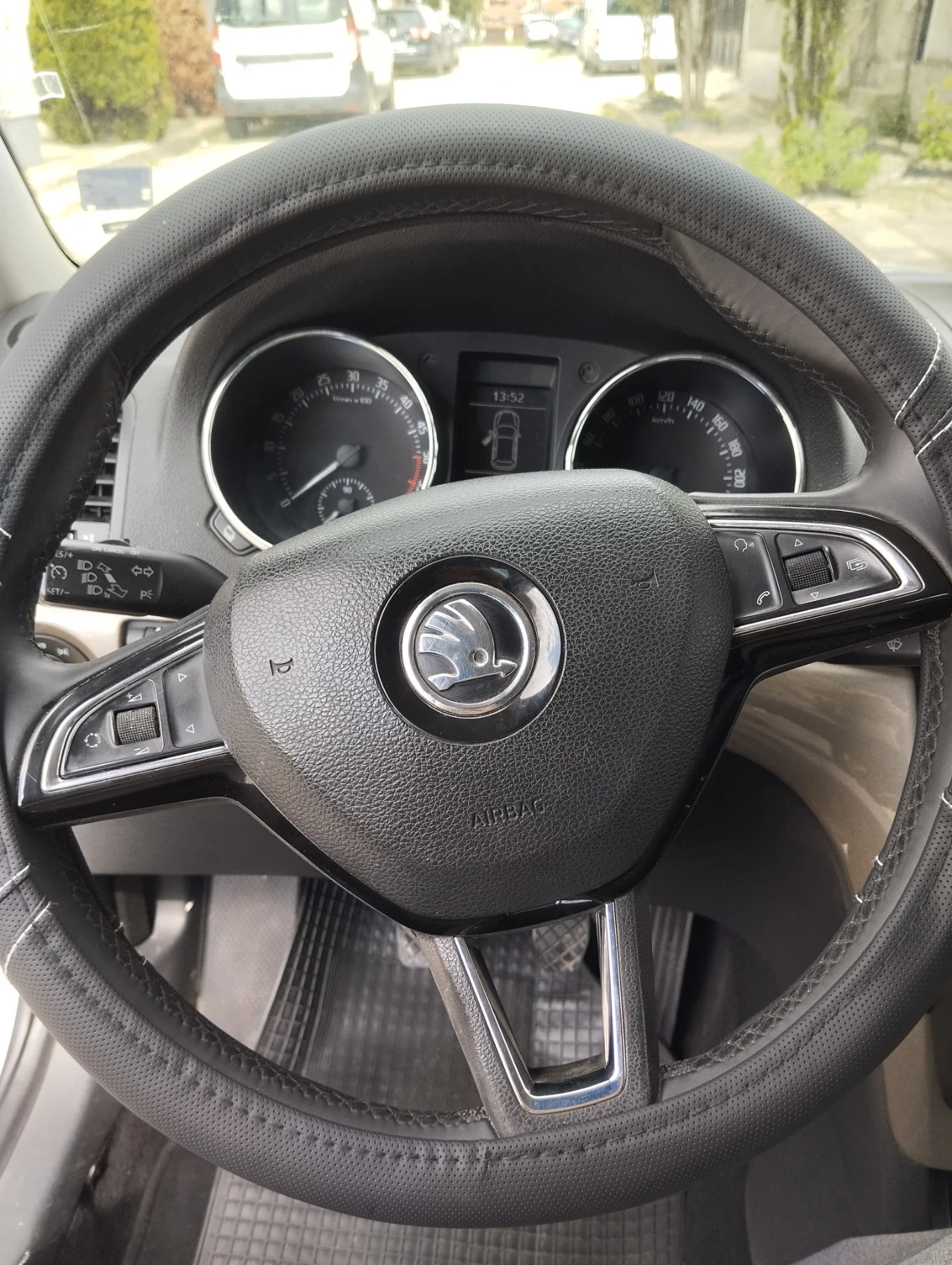 Skoda Yeti 1.6 TDI, снимка 15 - Автомобили и джипове - 54167885