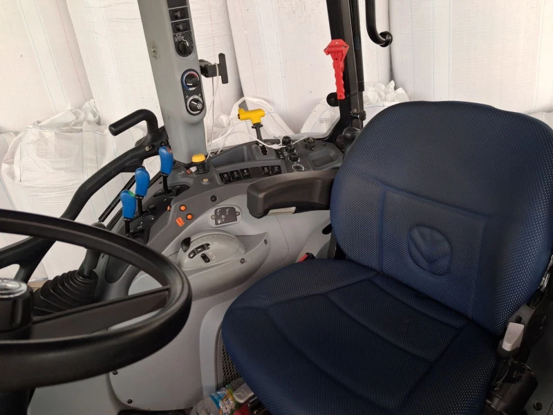 Трактор New Holland, снимка 4 - Селскостопанска техника - 51894916