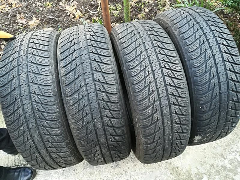 Гуми Зимни 225/65R17, снимка 2 - Гуми и джанти - 23686636