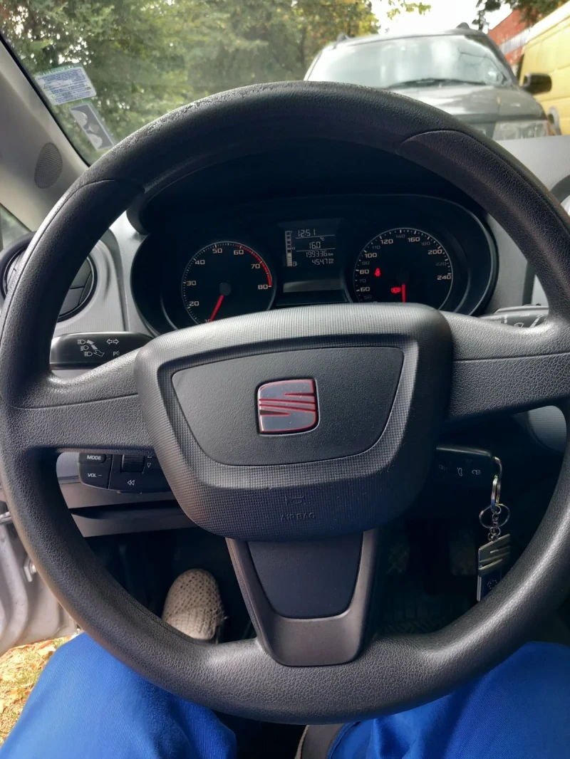 Seat Ibiza 1.4, снимка 8 - Автомобили и джипове - 52531677