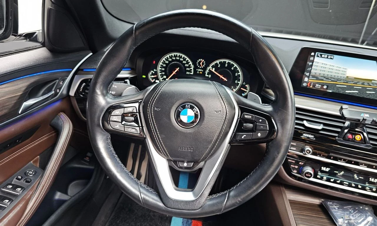 BMW 530 i xDrive M SPORT* DISTRONIC* 360 CAM* HEAD-UP* , снимка 8 - Автомобили и джипове - 55217695