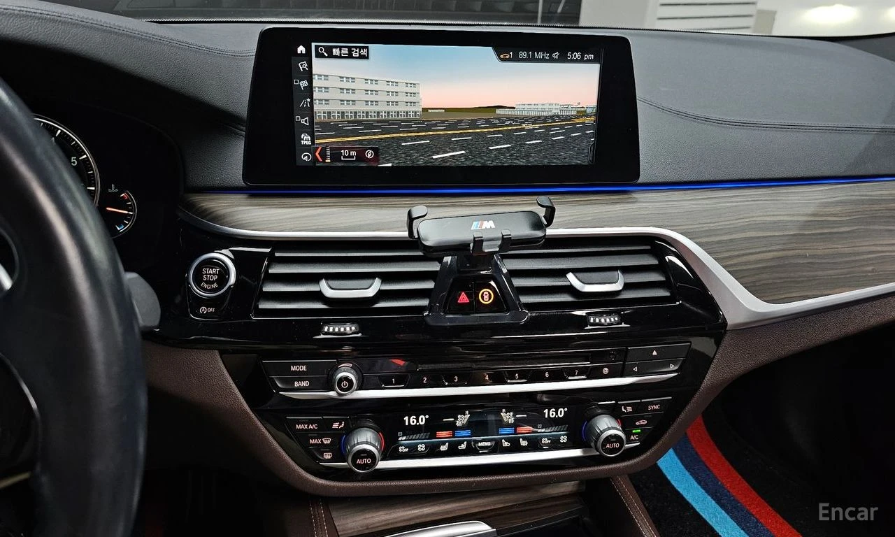 BMW 530 i xDrive M SPORT* DISTRONIC* 360 CAM* HEAD-UP* , снимка 11 - Автомобили и джипове - 55217695