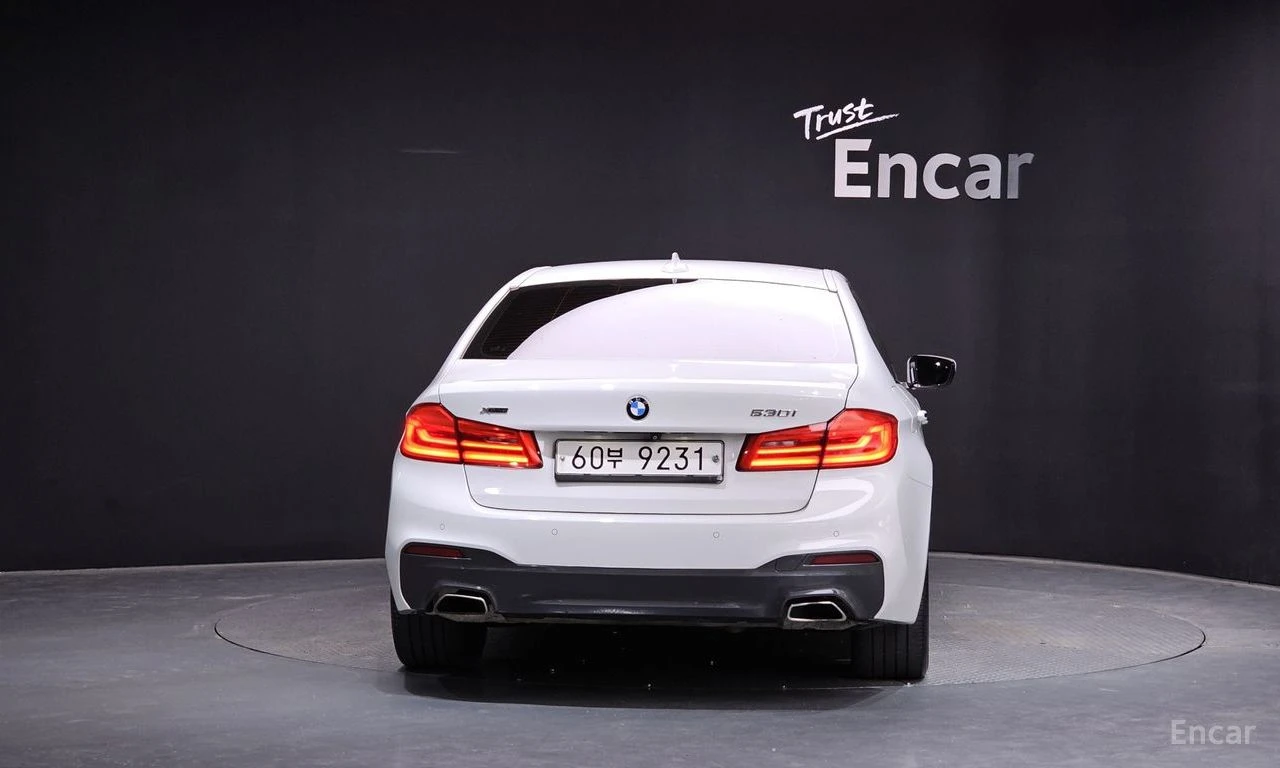 BMW 530 i xDrive M SPORT* DISTRONIC* 360 CAM* HEAD-UP* , снимка 4 - Автомобили и джипове - 55217695