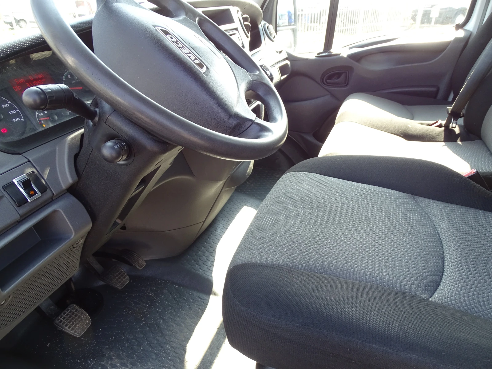 Iveco 35c17 КЛИМАТИК, снимка 14 - Бусове и автобуси - 53735443