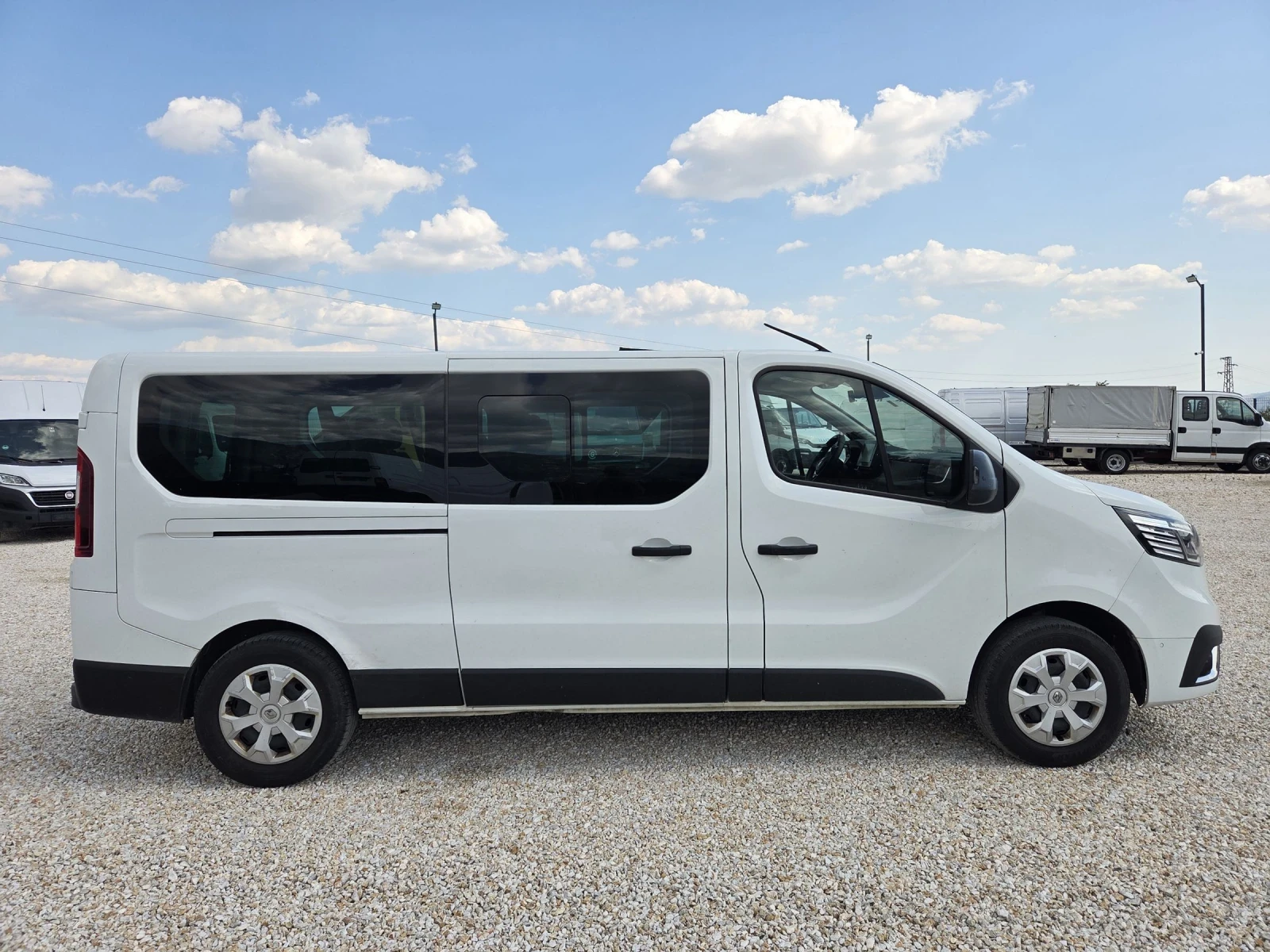 Renault Trafic Maxxi 2.0 dci, снимка 3 - Бусове и автобуси - 55464383