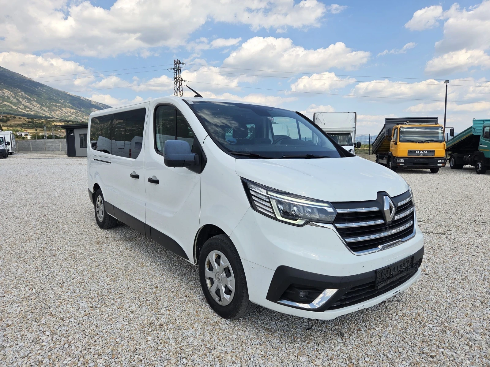 Renault Trafic Maxxi 2.0 dci, снимка 2 - Бусове и автобуси - 55464383