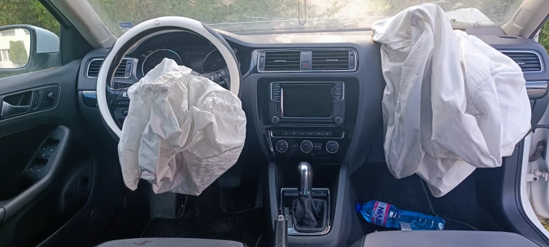 VW Jetta 2.0 TDI Bluemotion, снимка 12 - Автомобили и джипове - 52589133