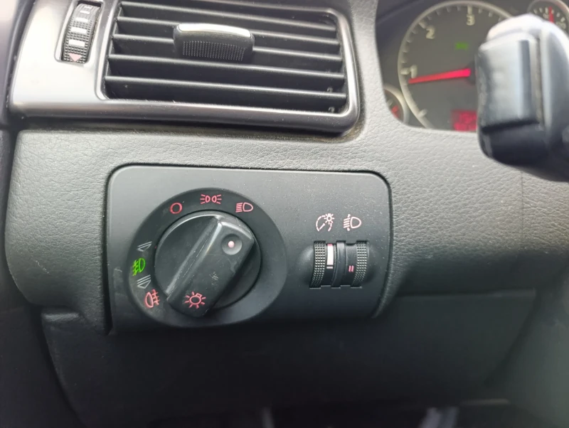 Audi A6 2.5 TDI Quattro Facelift, снимка 13 - Автомобили и джипове - 52367854