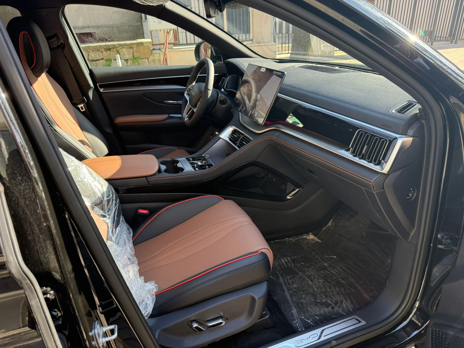 BYD Seal U DM-I 1.5 PHEV Design AWD НАЛИЧНА, снимка 12 - Автомобили и джипове - 53154391