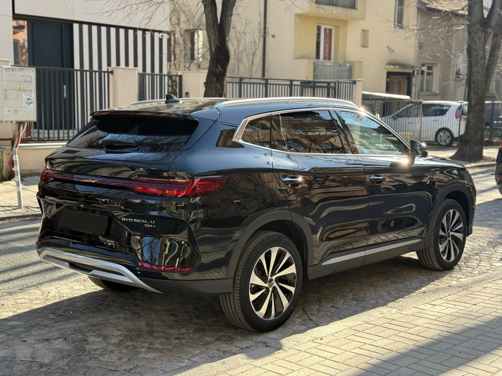 BYD Seal U DM-I 1.5 PHEV Design AWD НАЛИЧНА, снимка 4 - Автомобили и джипове - 53154391