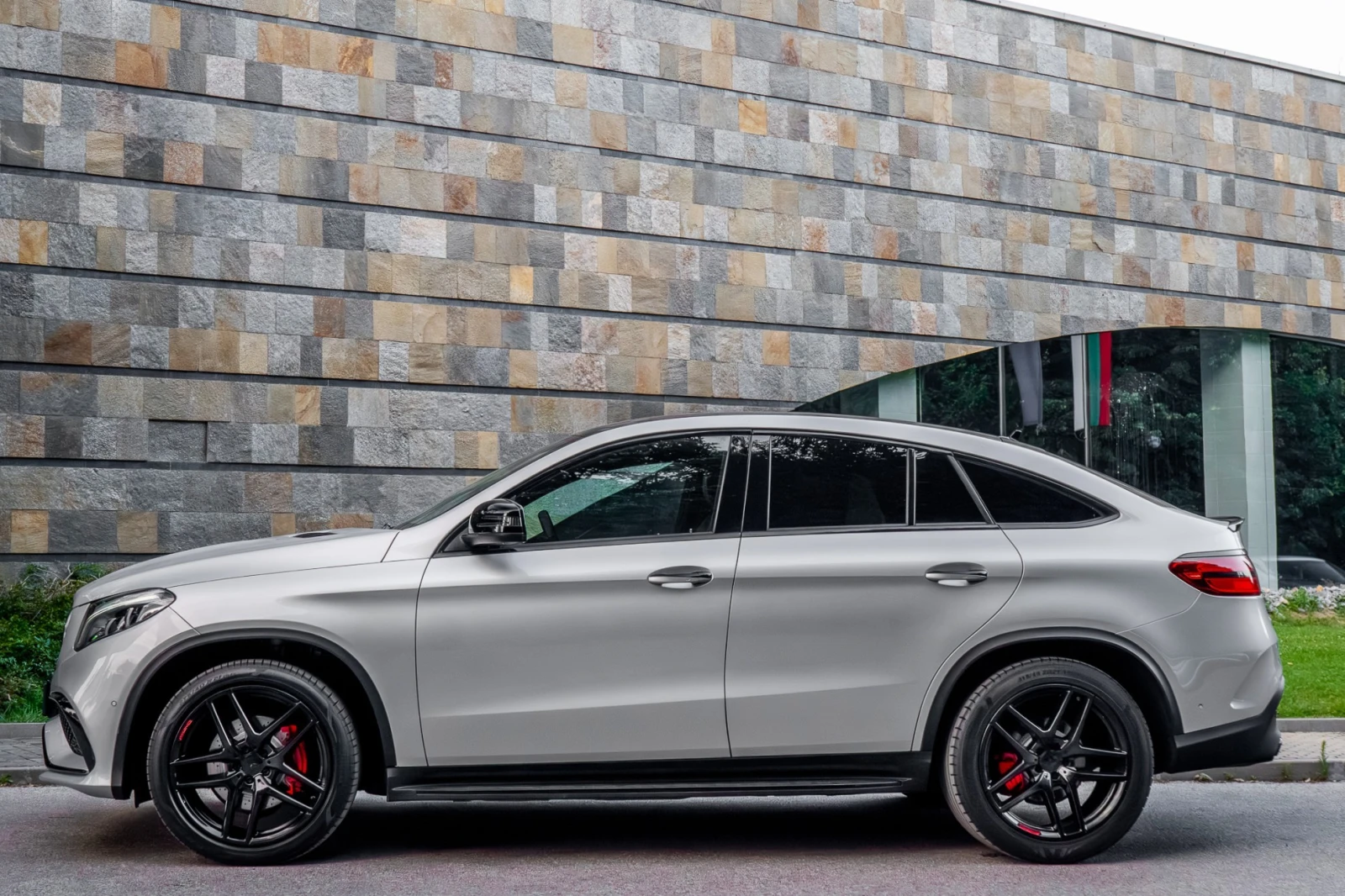 Mercedes-Benz GLE 350 d* AMG* 4MATIC* BLACK SERIES* 360CAM* CARBON* 3XTV, снимка 2 - Автомобили и джипове - 55450591
