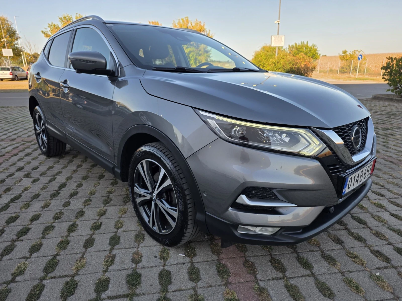 Nissan Qashqai 1.7dci 150p.s Automat 4x4 FULL EXTRI, снимка 3 - Автомобили и джипове - 55982420