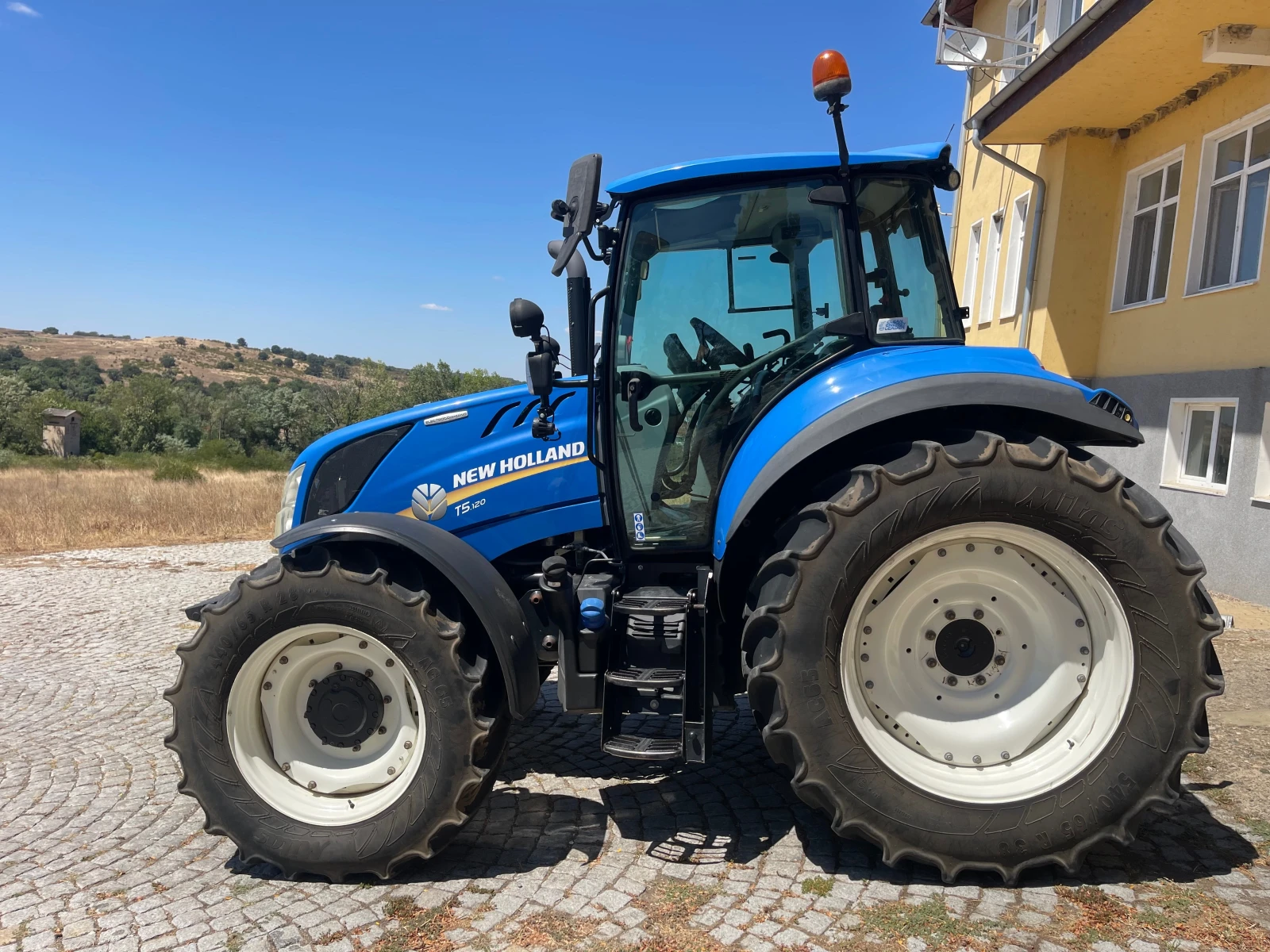 Трактор New Holland T5.120 С ТЕСНИ И ШИРОКИ ГУМИ ЛИЗИНГ - изображение 4
