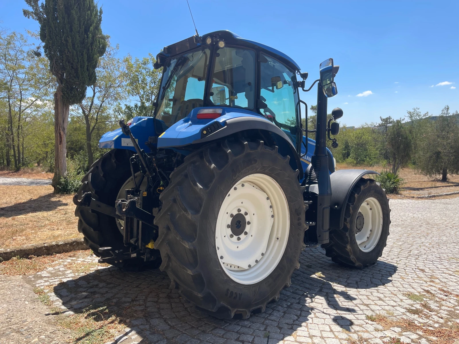 Трактор New Holland T5.120 С ТЕСНИ И ШИРОКИ ГУМИ ЛИЗИНГ - изображение 8