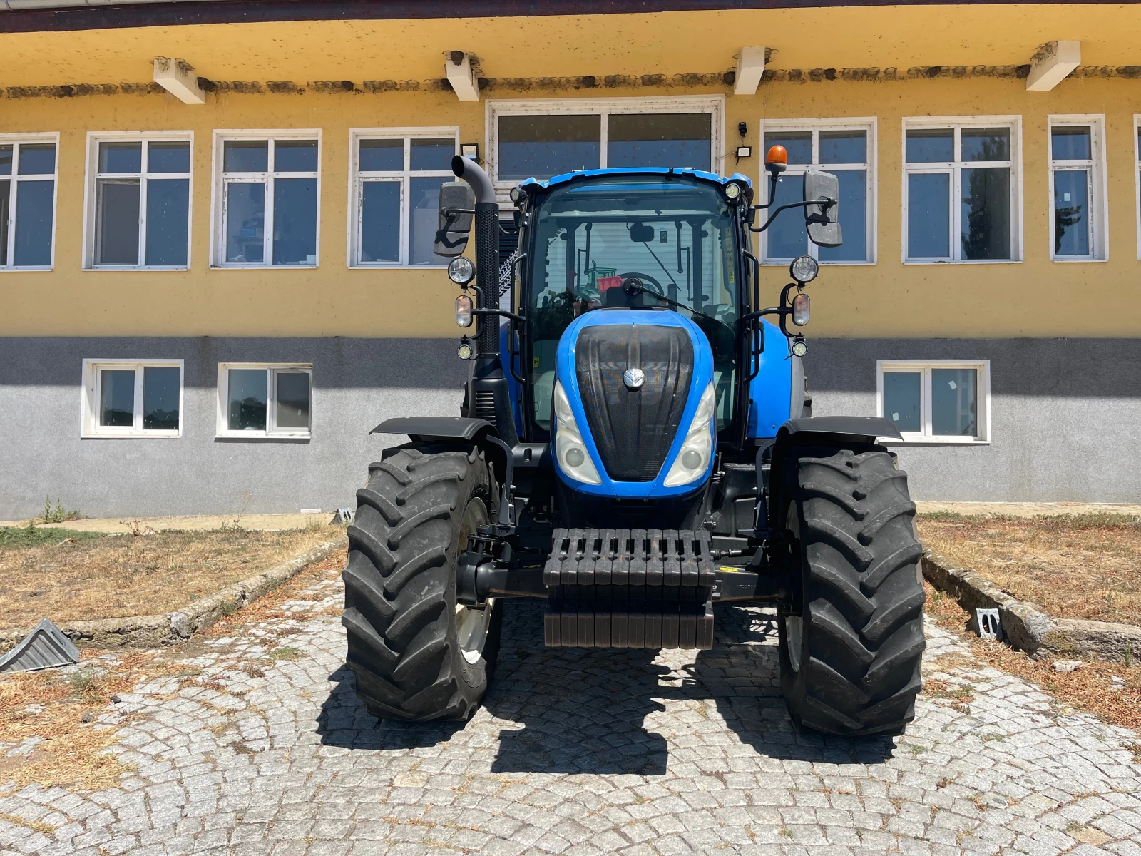 Трактор New Holland T5.120 С ТЕСНИ И ШИРОКИ ГУМИ ЛИЗИНГ - изображение 2