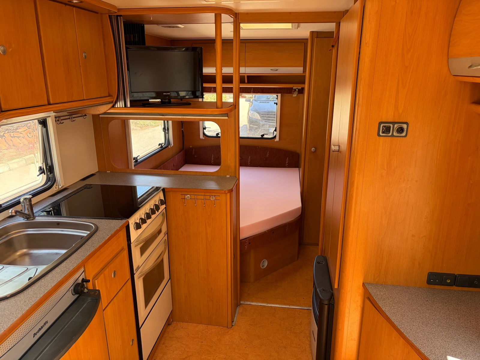 Каравана Dethleffs Camper френска спалня* , снимка 4 - Каравани и кемпери - 54920875