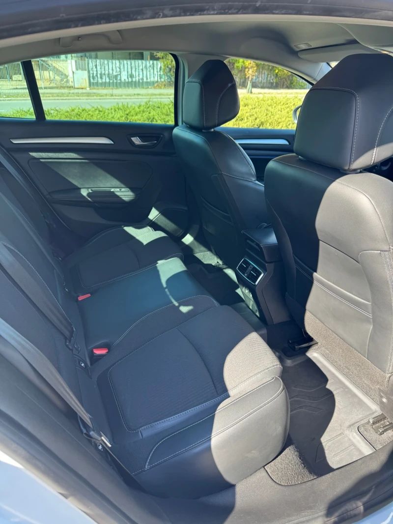 Renault Megane 1.3 ТСЕ, снимка 9 - Автомобили и джипове - 52026379