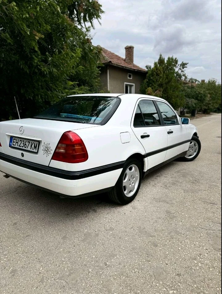 Mercedes-Benz C 180, снимка 4 - Автомобили и джипове - 47525162