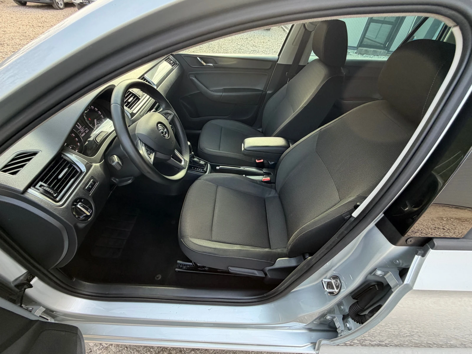 Skoda Rapid DIESEL* AVTOMAT* KLIMA* EVRO5, снимка 10 - Автомобили и джипове - 54206617