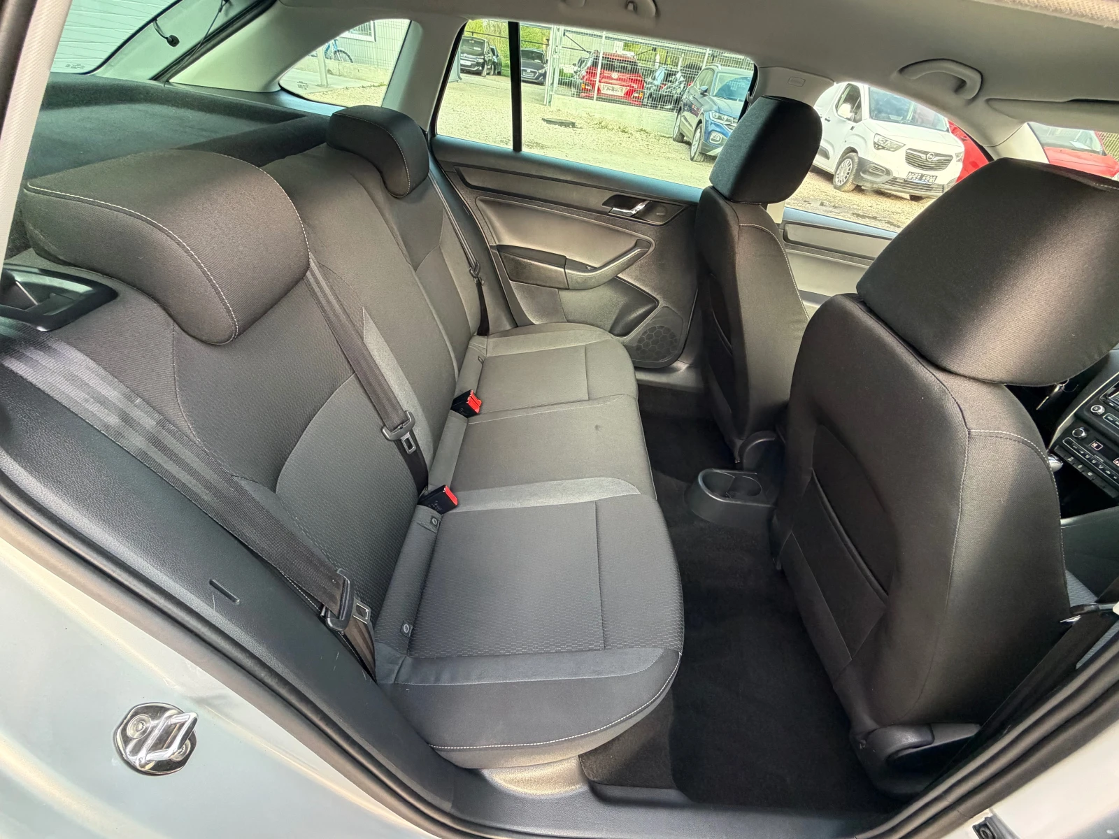 Skoda Rapid DIESEL* AVTOMAT* KLIMA* EVRO5, снимка 9 - Автомобили и джипове - 54206617