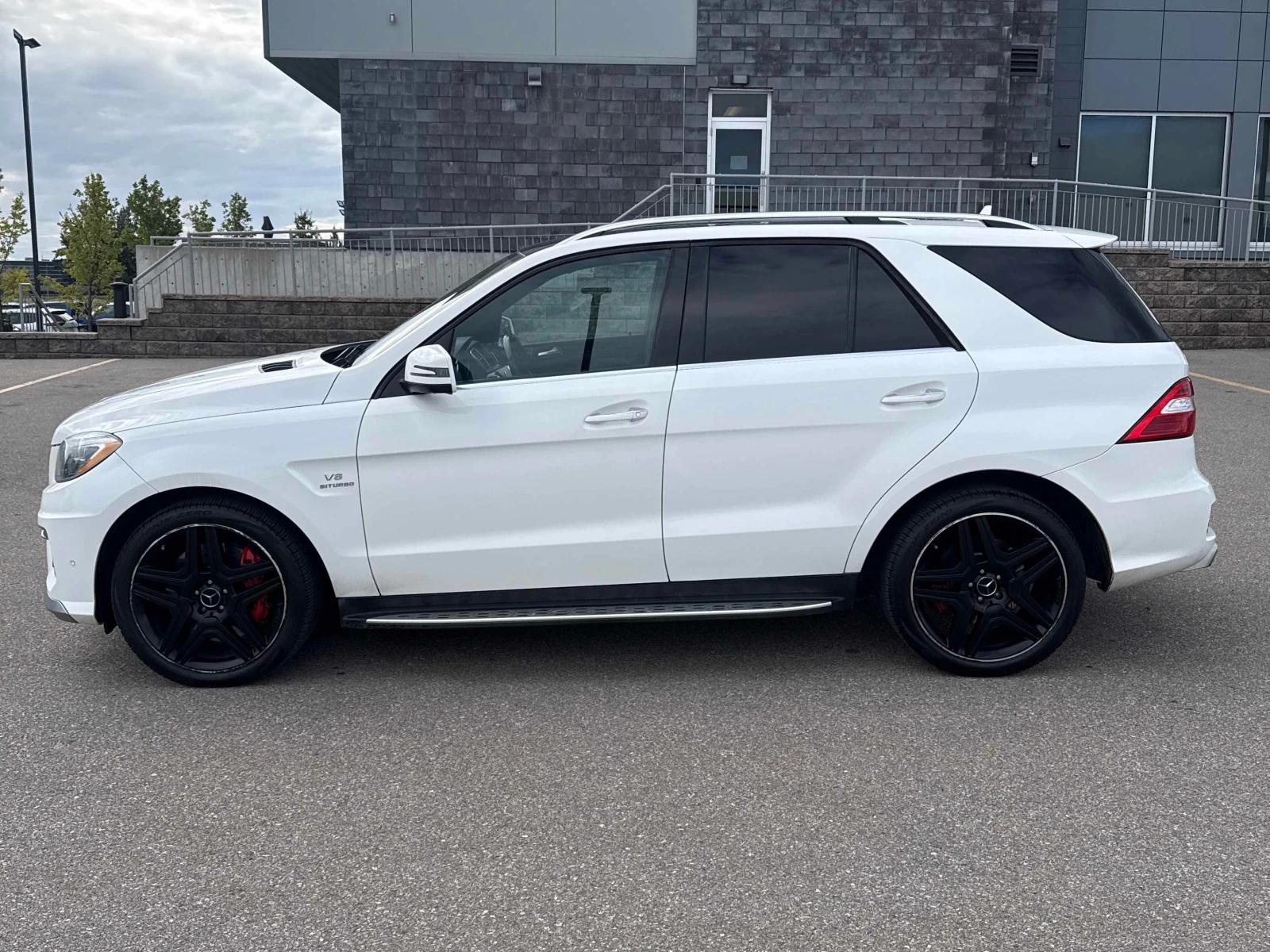 Mercedes-Benz ML 63 AMG 4MATIC * ДИСТРОНИК* 360 КАМЕРА* ОБДУХВАНЕ* , снимка 3 - Автомобили и джипове - 56079517
