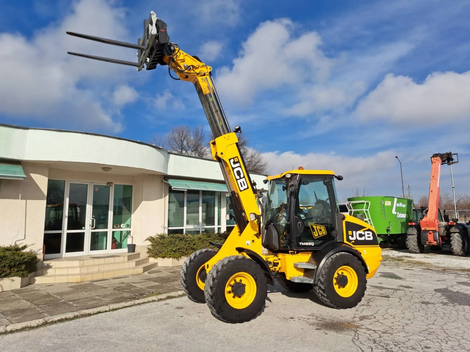 Телескопични товарачи JCB TM 220 - изображение 4