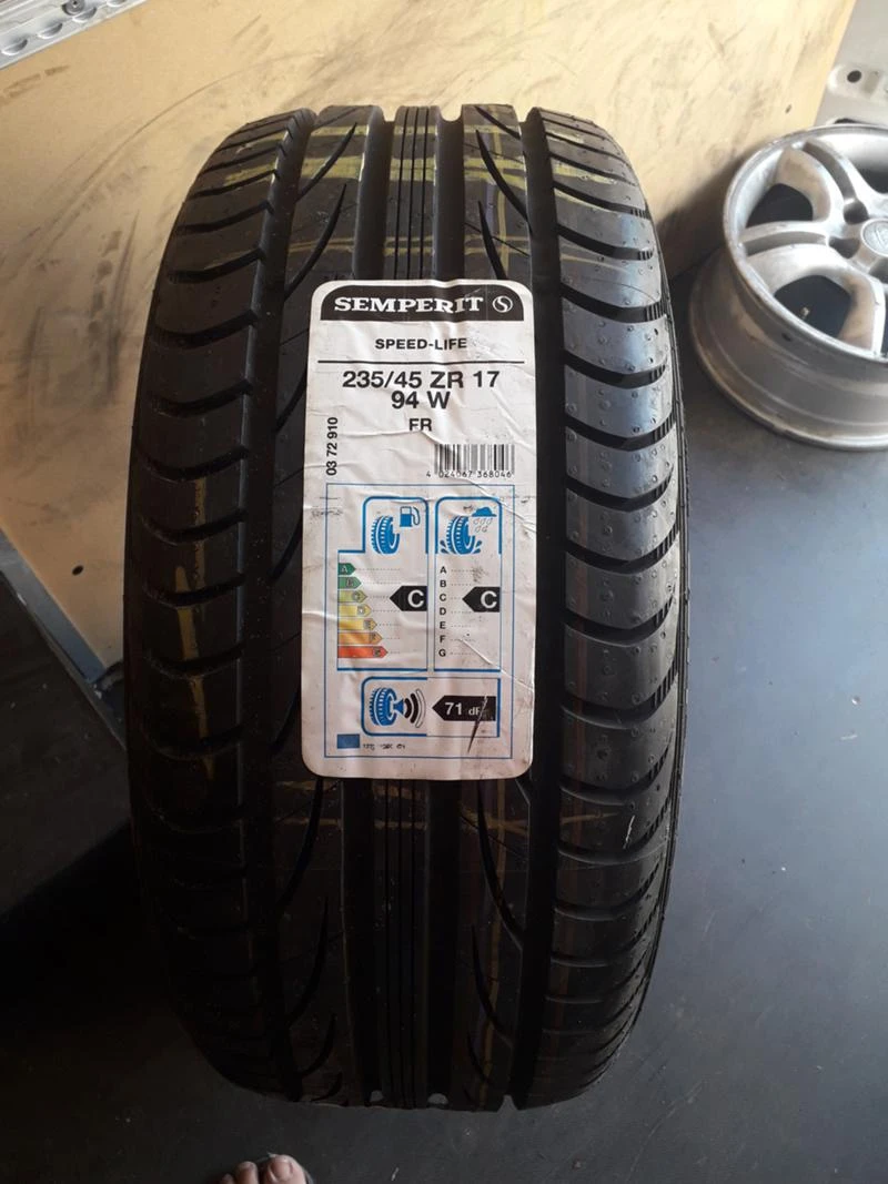 Гуми Летни 235/45R17, снимка 1 - Гуми и джанти - 25872275