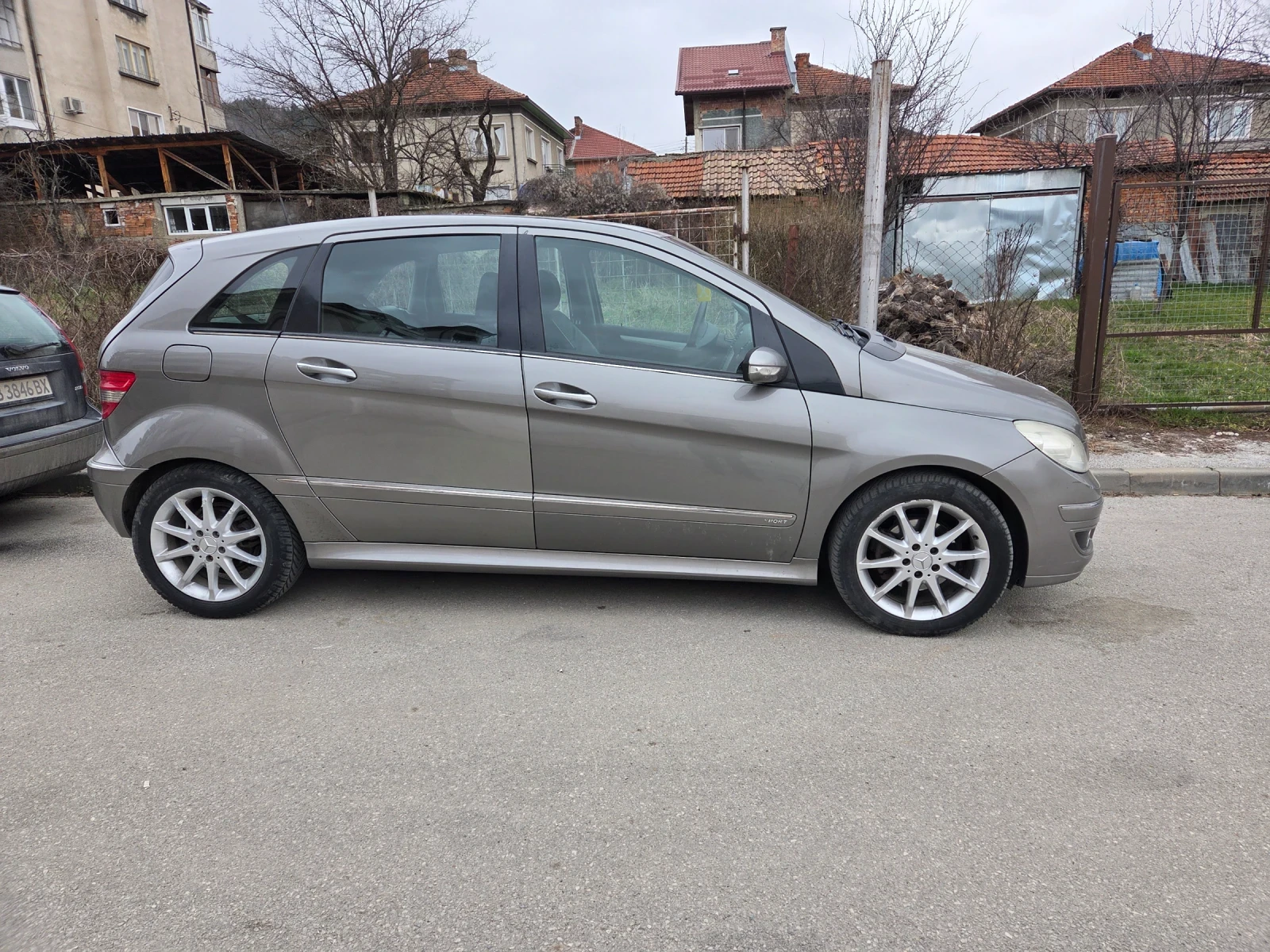 Mercedes-Benz B 180, снимка 2 - Автомобили и джипове - 53890472