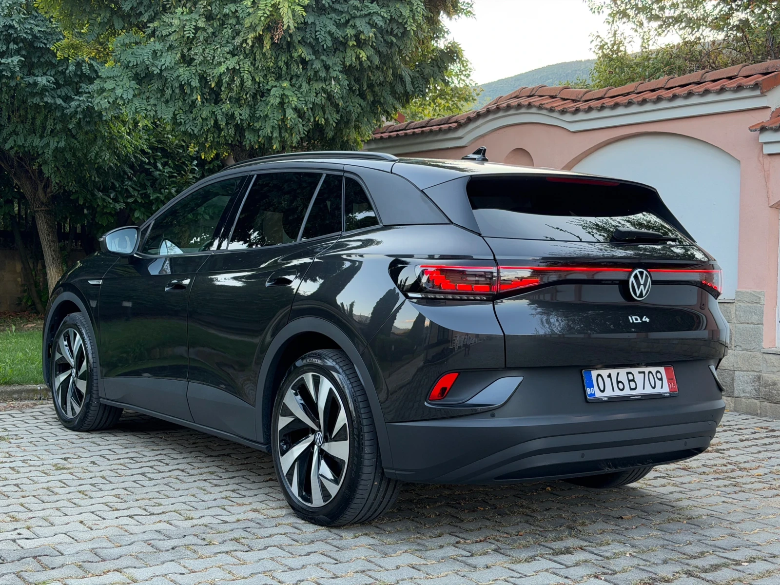 VW ID.4 PRO/82kw/TermoP/Memory/Pano/HeadUp/360/Keyless, снимка 4 - Автомобили и джипове - 56108162
