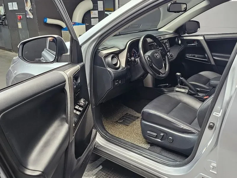 Toyota Rav4 2.5 2Wd, снимка 10 - Автомобили и джипове - 55560252