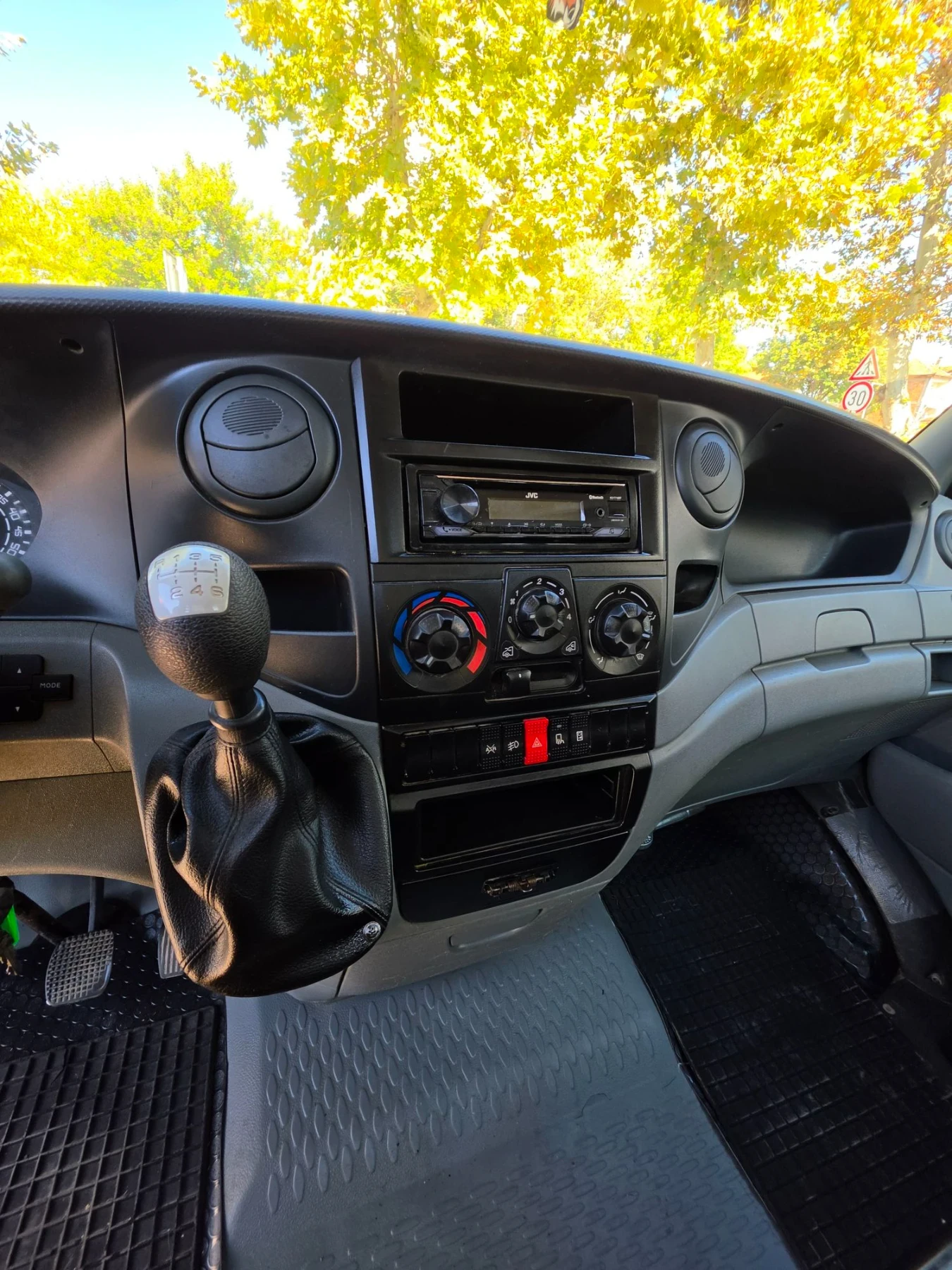 Iveco 35c15 3.0НРI швейцарски, снимка 13 - Бусове и автобуси - 55677920