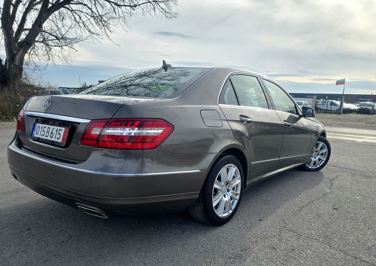 Mercedes-Benz E 350 КАТО НОВ/DISTRONIC/4MATIC/265hp - изображение 6
