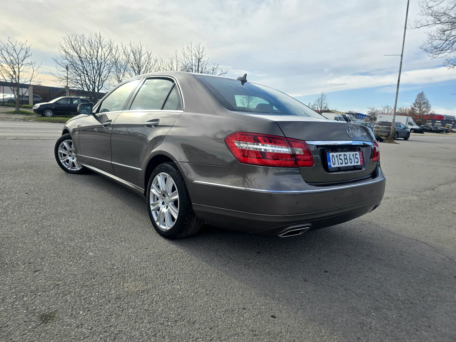 Mercedes-Benz E 350 КАТО НОВ/DISTRONIC/4MATIC/265hp - изображение 4