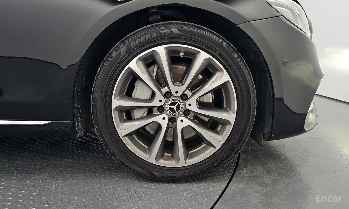 Mercedes-Benz E 300 AMG PACK* 4MATIC* DISTRONIC* DIGITAL* HEAD-UP* , снимка 5 - Автомобили и джипове - 54217851