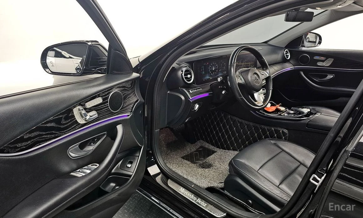 Mercedes-Benz E 300 AMG PACK* 4MATIC* DISTRONIC* DIGITAL* HEAD-UP* , снимка 6 - Автомобили и джипове - 54217851