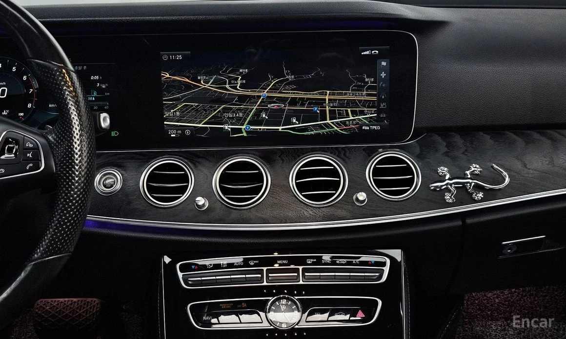 Mercedes-Benz E 300 AMG PACK* 4MATIC* DISTRONIC* DIGITAL* HEAD-UP* , снимка 12 - Автомобили и джипове - 54217851