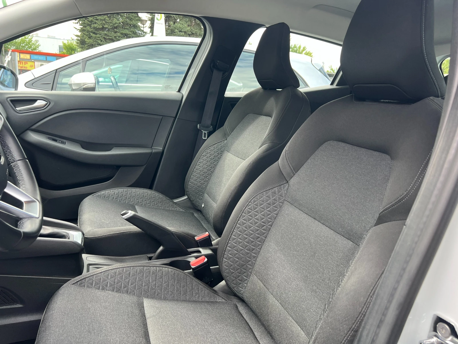 Renault Clio 1.6 E-Tech Hybrid , снимка 12 - Автомобили и джипове - 55135747