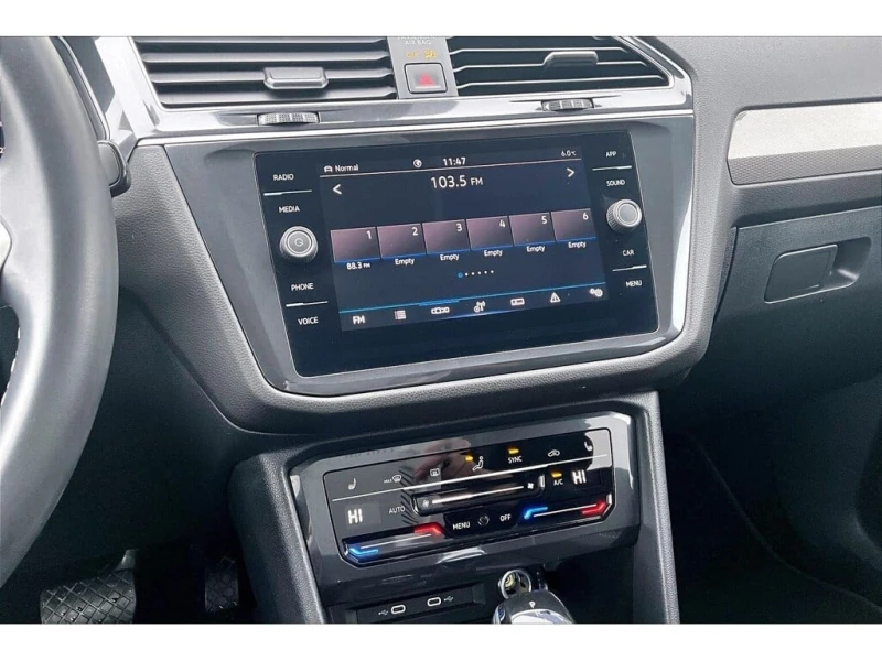 VW Tiguan * 4Motion Third Row | Panoramic Roof | Heated Whee, снимка 10 - Автомобили и джипове - 53102770