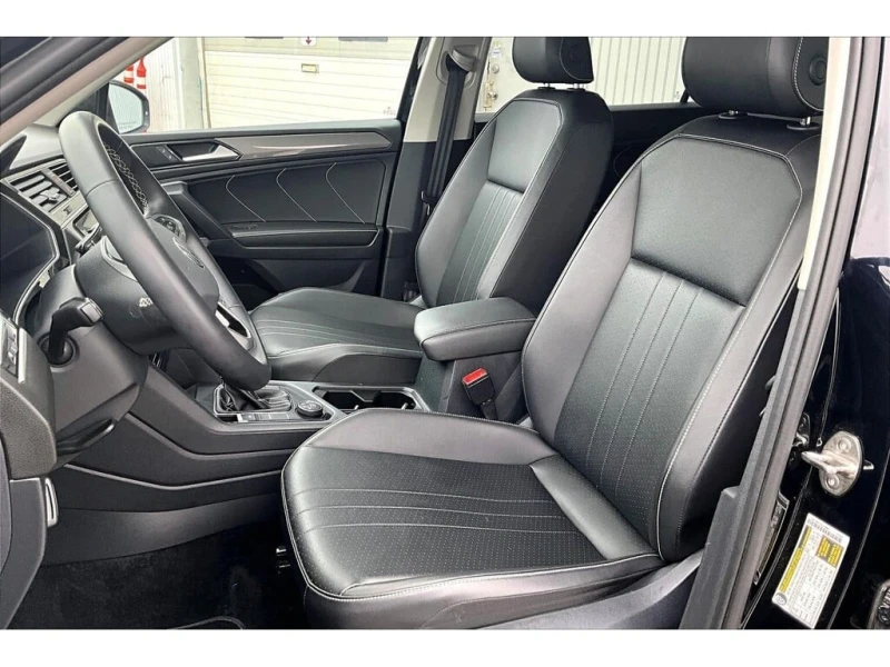 VW Tiguan * 4Motion Third Row | Panoramic Roof | Heated Whee, снимка 3 - Автомобили и джипове - 53102770