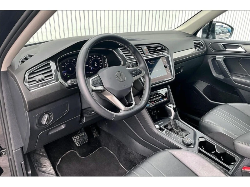 VW Tiguan * 4Motion Third Row | Panoramic Roof | Heated Whee, снимка 4 - Автомобили и джипове - 53102770