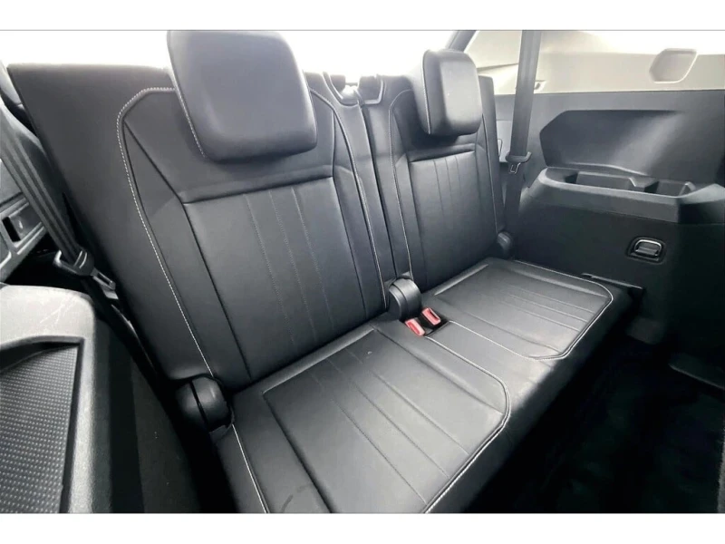 VW Tiguan * 4Motion Third Row | Panoramic Roof | Heated Whee, снимка 16 - Автомобили и джипове - 53102770