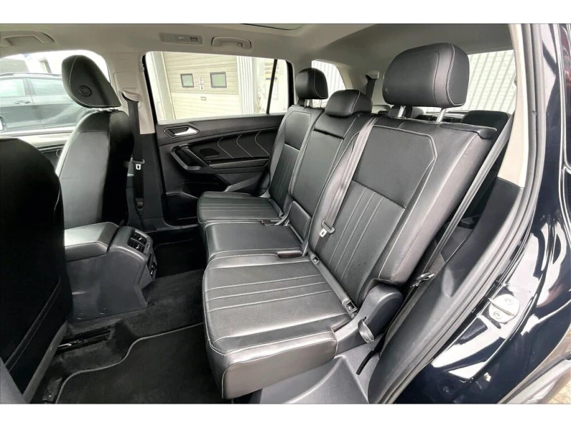 VW Tiguan * 4Motion Third Row | Panoramic Roof | Heated Whee, снимка 15 - Автомобили и джипове - 53102770
