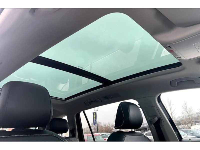 VW Tiguan * 4Motion Third Row | Panoramic Roof | Heated Whee, снимка 14 - Автомобили и джипове - 53102770