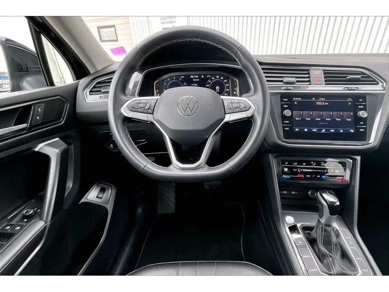 VW Tiguan * 4Motion Third Row | Panoramic Roof | Heated Whee, снимка 5 - Автомобили и джипове - 53102770