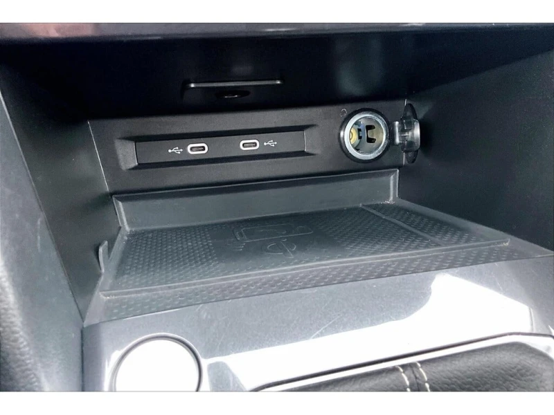 VW Tiguan * 4Motion Third Row | Panoramic Roof | Heated Whee, снимка 12 - Автомобили и джипове - 53102770