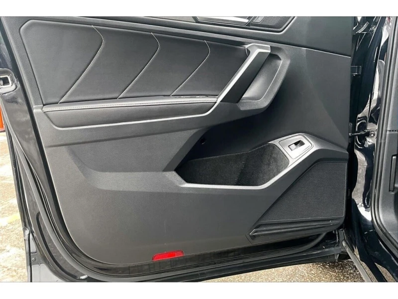 VW Tiguan * 4Motion Third Row | Panoramic Roof | Heated Whee, снимка 2 - Автомобили и джипове - 53102770