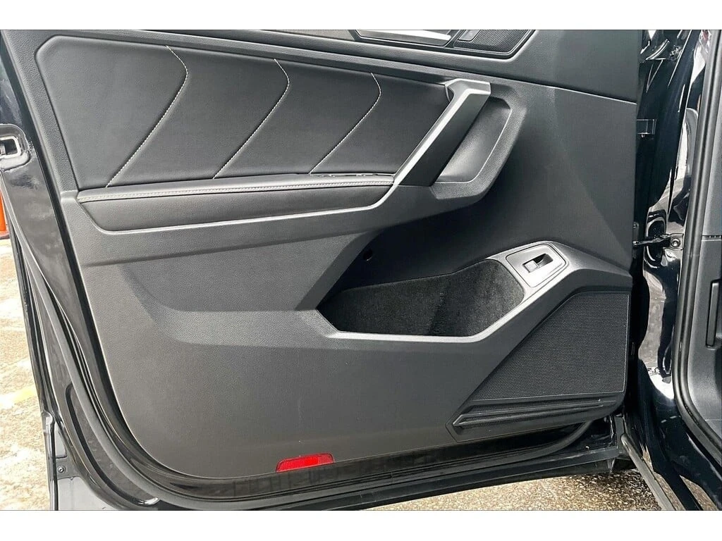 VW Tiguan * 4Motion Third Row | Panoramic Roof | Heated Whee - изображение 2