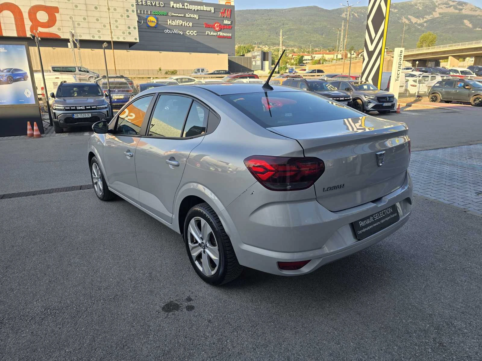 Dacia Logan 1.0 TCe 90 Stop&Start, снимка 4 - Автомобили и джипове - 55562149