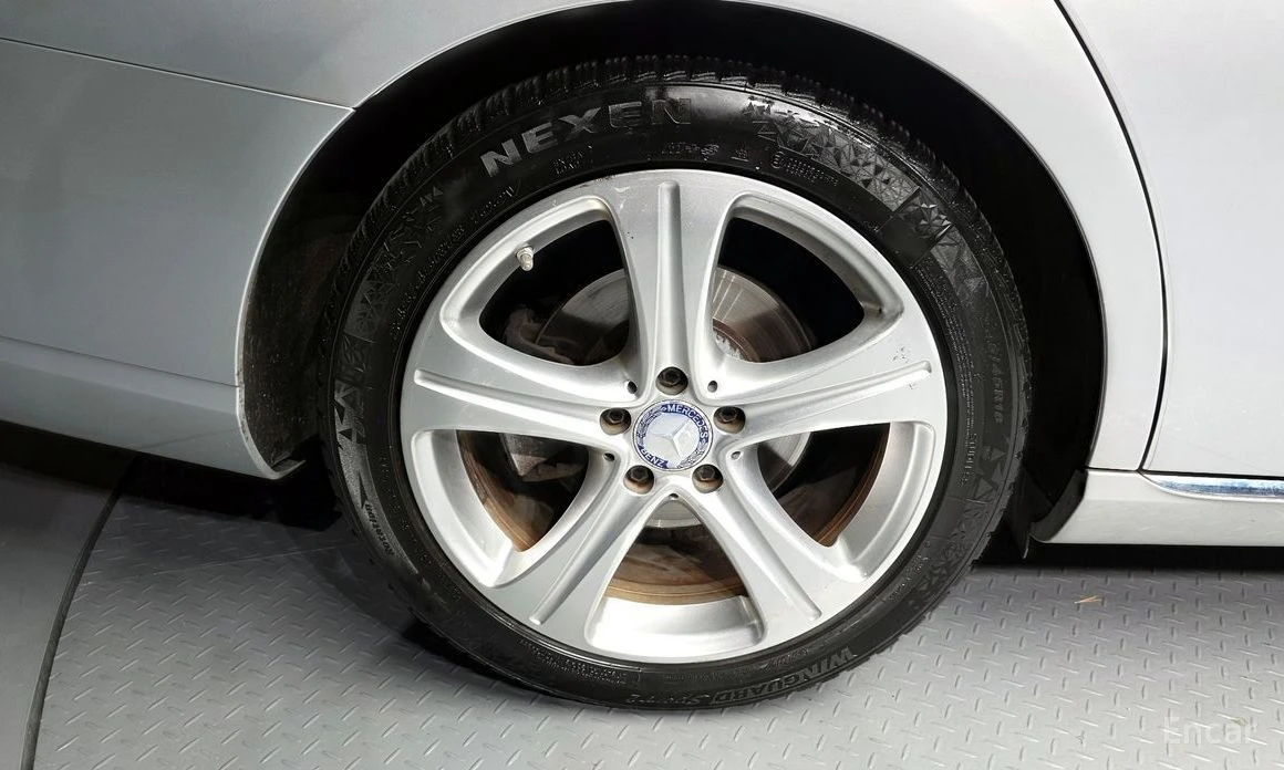 Mercedes-Benz E 200, снимка 5 - Автомобили и джипове - 56677411