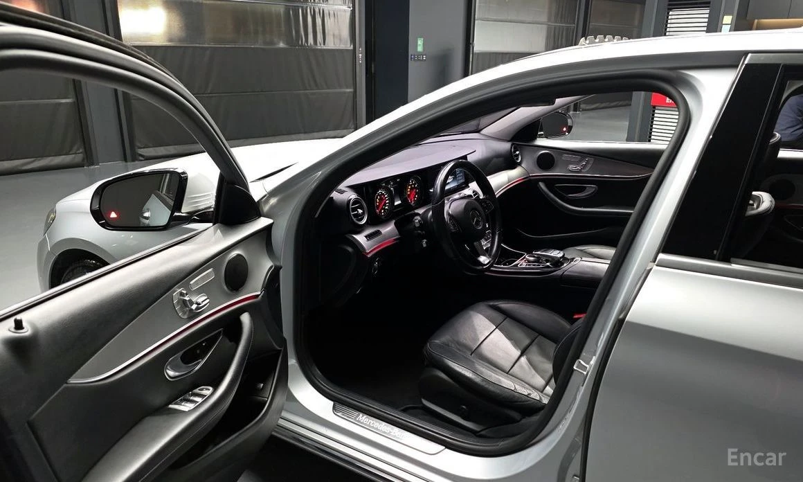 Mercedes-Benz E 200, снимка 10 - Автомобили и джипове - 56677411